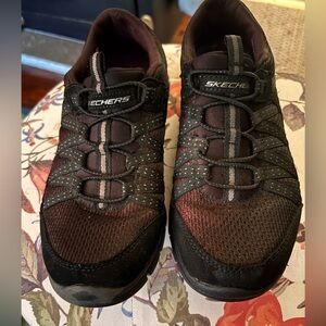 Skechers Women’s Black and Gray  Sneakers size 6